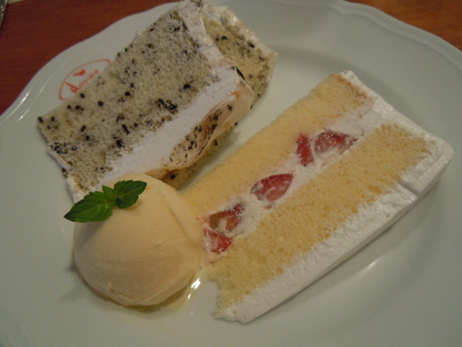 ショートケーキと胡麻シフォンケーキ