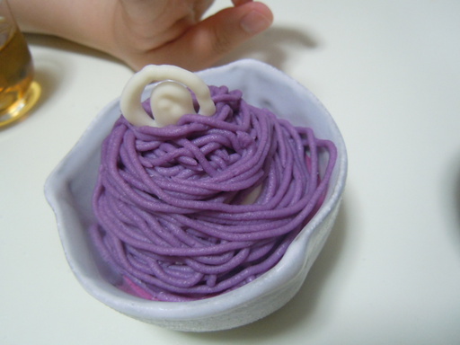 カシスムースと紫芋のモンブラン風