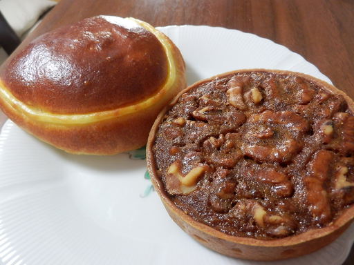 チョコクリームパンとくるみのタルト