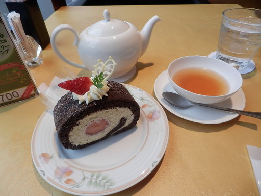 苺のショコラロールケーキ