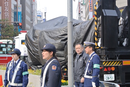 イングラムを警備する警官