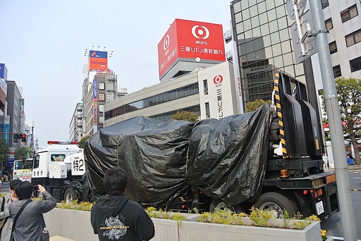 シートがかけられたイングラム