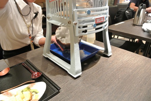 かき氷作成中