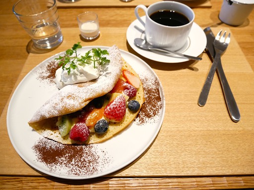 あんとフルーツとカスタードクリームのパンケーキオムレット